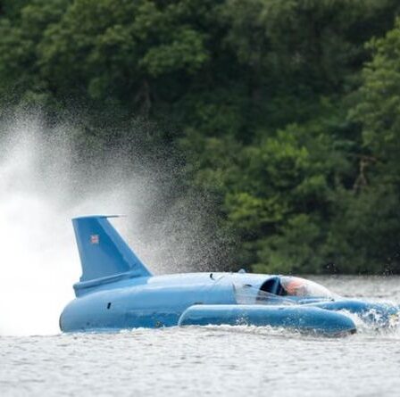 Une fille soutient le combat pour exposer le bateau tragique Bluebird dans un musée