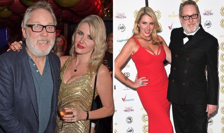 Vic Reeves parle de renouveler ses vœux et de maintenir la romance en vie avec sa femme Nancy après l'annonce du bébé