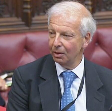 « Borne de copains qui alimentent la méfiance ! » Lord suscite la fureur après la demande de « MORE membres »