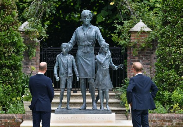 William et Harry admirent la statue de Diana