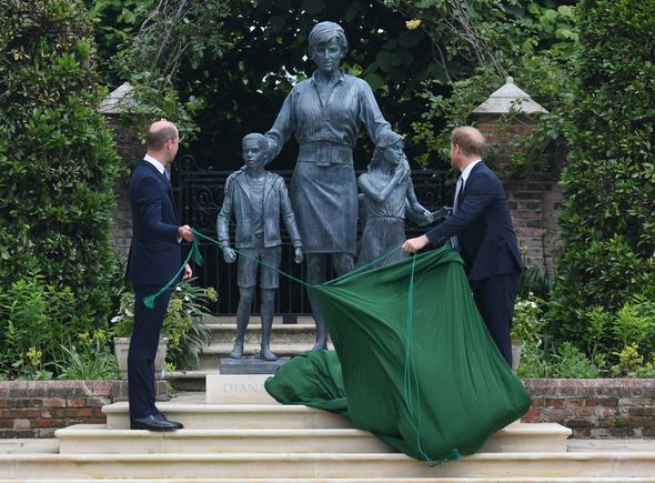 Le prince William et Harry dévoilent la statue