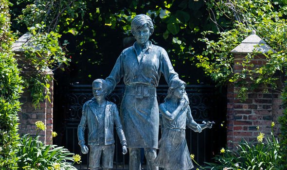 Harry et William s'unissent pour dévoiler la statue de la princesse Diana dans le Sunken Garden du palais de Kensington