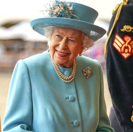 La reine décerne George Cross au NHS pour le courage et la compassion du personnel