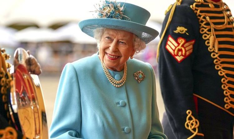 La reine décerne George Cross au NHS pour le courage et la compassion du personnel