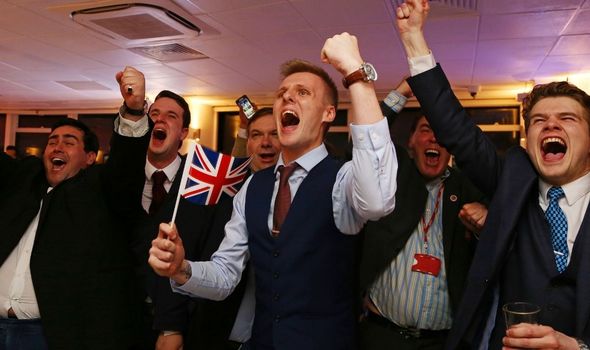 Brexit: les électeurs du congé célèbrent la victoire au référendum