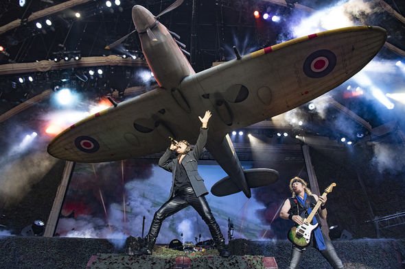 Iron Maiden sur scène avec son avion Ed Force One