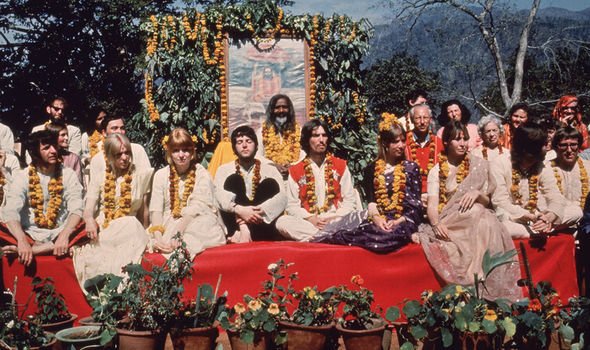 Les Beatles et leurs épouses au Rishikesh en Inde avec le Maharishi Mahesh Yogi, mars 1968.