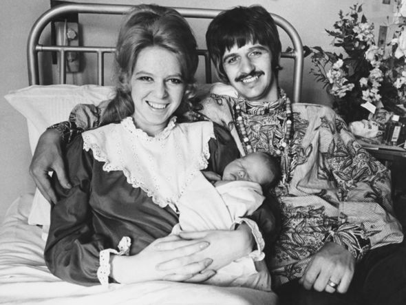 Ringo Starr et sa femme Maureen avec leur nouveau-né Jason bébé en 1967