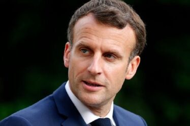 Macron déchiré alors que le président français a été qualifié de « tyrannique et incompétent » pour le laissez-passer de Covid