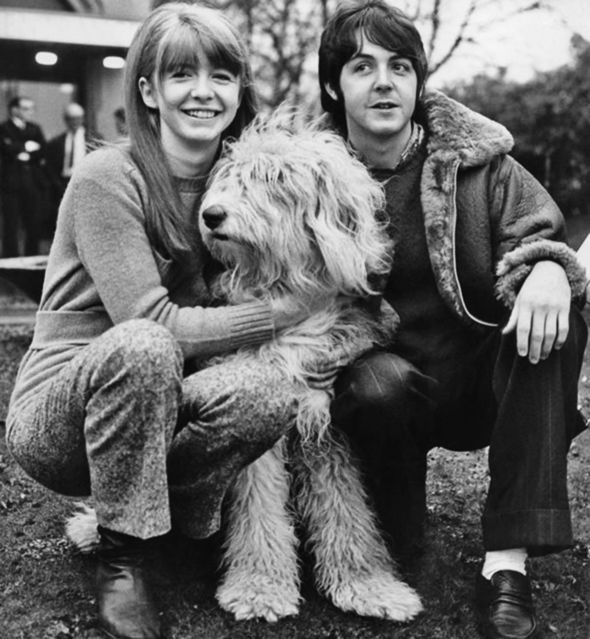 Jane Asher avec Paul McCartney et leur chien Martha en 1967