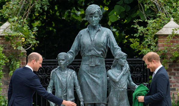 Prince William : Harry photographié avec son frère lors du dévoilement de la statue de leur mère ce mois-ci