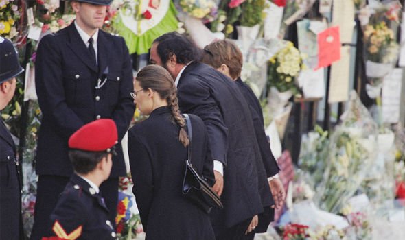 Funérailles de Diana: Pavarotti photographié aux funérailles de Diana en 1997