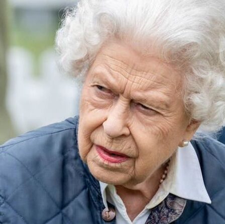 La reine est invitée à retirer les titres du prince Harry à la suite de l'annonce du livre - "Écrivez-le"