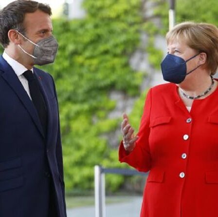 Emmanuel Macron déclenche le chaos pour Angela Merkel alors que l'équipe de la chancelière s'affronte sur le laissez-passer vert
