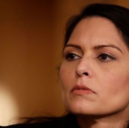 La réaction de Priti Patel alors qu'un enfant et un bébé migrants sont détenus dans des conditions « scandaleuses » dans le Kent