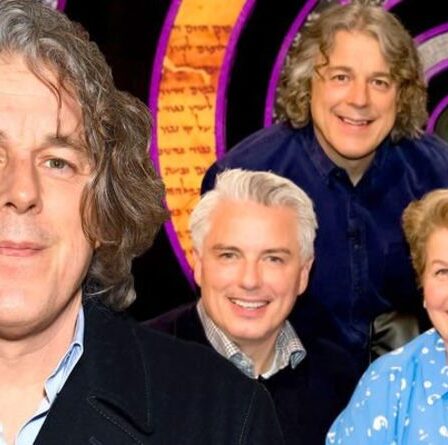 Alan Davies: QI stalwart explique pourquoi il a failli QUITTER l'émission de la BBC "J'étais légèrement inquiet"