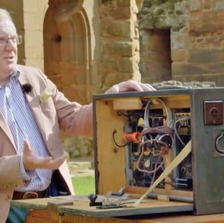 Antiquités Roadshow: une radio espion déguisée en boîte à outils trouvée dans un abri de jardin vaut une somme énorme