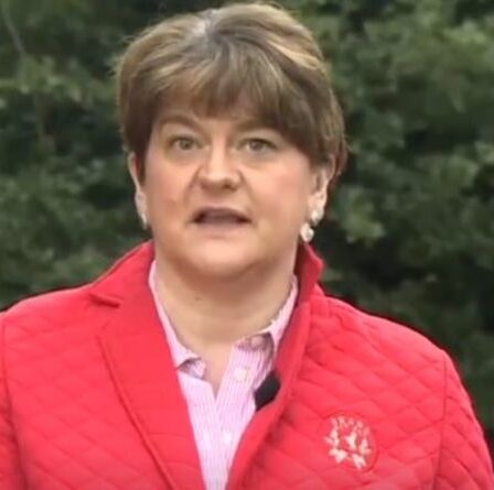 Arlene Foster met en garde contre le refoulement des jeunes si Boris leur impose des passeports vaccinaux