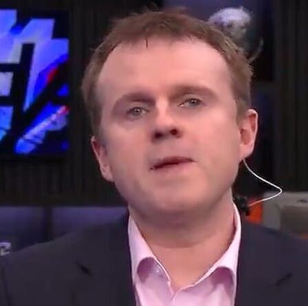 « Arrête de prétendre que tu es Gandhi ! »  Andrew Doyle de GB News fait irruption lors d'une "conférence" de Barclays