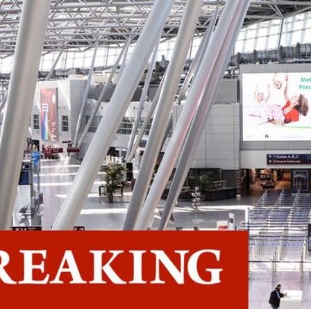 Attaque à l'aéroport de Düsseldorf: un couteau en fuite après avoir été poignardé - chasse à l'homme en cours