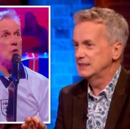 « Bocelli a chanté ! »  Frank Skinner dénonce l'hypocrisie de l'UEFA après le refus de la performance finale