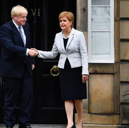 Boris enflamme une rangée furieuse du SNP alors qu'il dépasse la tête de Sturgeon avec un plan radical pour le Brexit