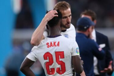 Bukayo Saka fond en larmes alors que les stars anglaises retirent les médailles de l'Euro 2020