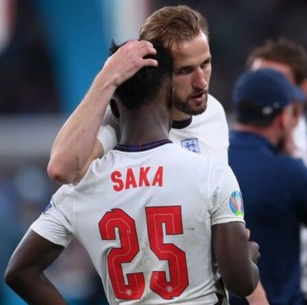 Bukayo Saka fond en larmes alors que les stars anglaises retirent les médailles de l'Euro 2020