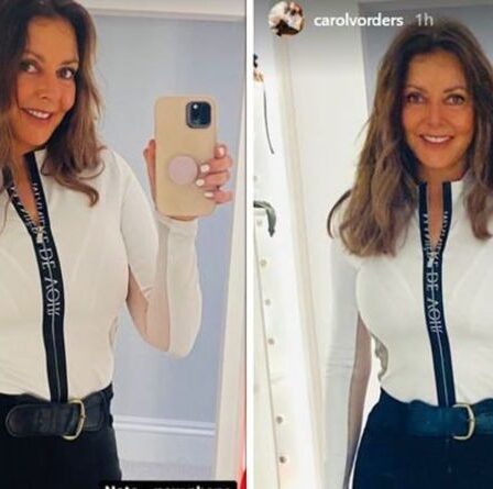 Carol Vorderman, 60 ans, affiche une taille minuscule alors qu'elle appelle les fans à "gémir" contre elle