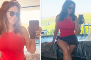 Carol Vorderman, 60 ans, fait sensation alors qu'elle expose des courbes en maillot de bain rouge moulant
