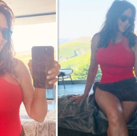 Carol Vorderman, 60 ans, fait sensation alors qu'elle expose des courbes en maillot de bain rouge moulant