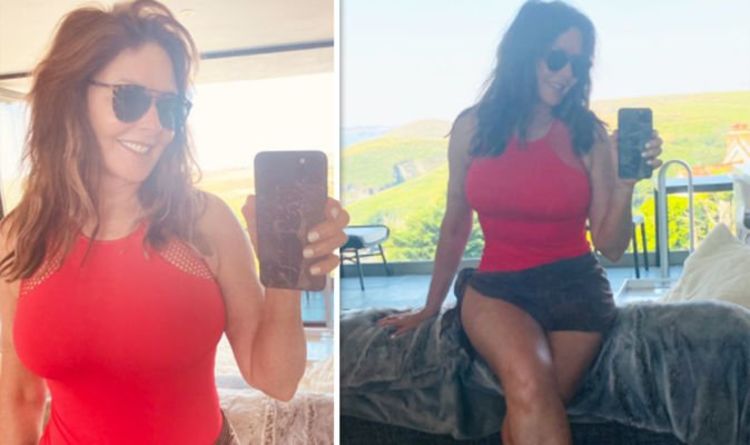 Carol Vorderman, 60 ans, fait sensation alors qu'elle expose des courbes en maillot de bain rouge moulant