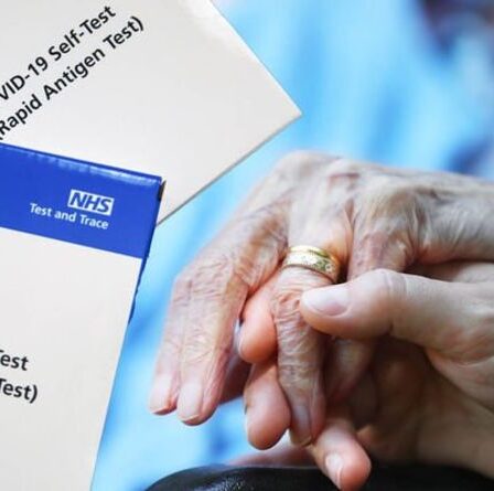 Catastrophe du kit de test Covid alors que 300 000 personnes disparaissent dans le dernier problème avec un cauchemar de 50 milliards de livres sterling