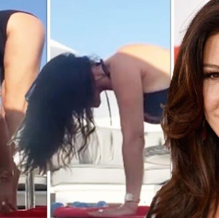Catherine Zeta-Jones, 51 ans, étonne les fans alors qu'elle affiche des courbes sans âge en maillot de bain époustouflant
