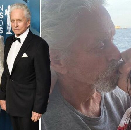 Catherine Zeta Jones et Michael Douglas sont TRÈS affectueux dans de rares clichés aimés
