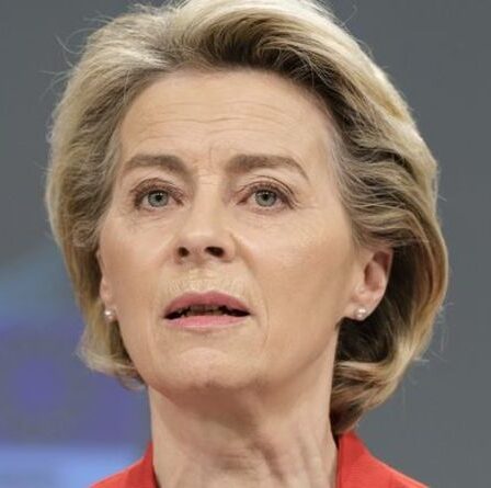 "Ce qu'ils touchent, ils endommagent" l'UE a qualifié de "désastre" total alors que le terrible déploiement du jab est sauvage