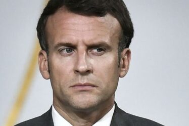 Chaos en France: Macron fait face à des demandes de démission alors que la furieuse manifestation parisienne devient violente