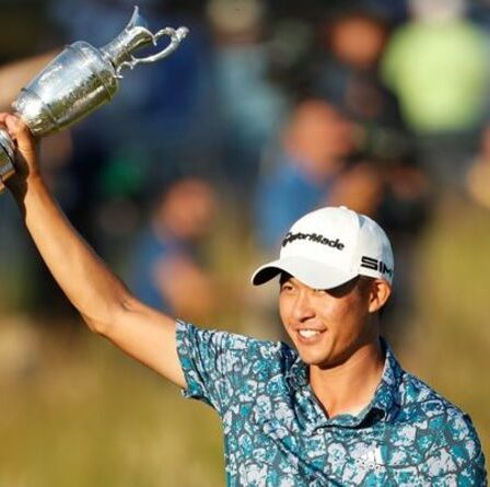 Collin Morikawa avale une pinte de Claret Jug alors que le californien boit dans le succès de l'Open
