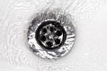 Comment nettoyer vos drains - le hack TikTok de 20 secondes pour laisser vos drains sentir frais