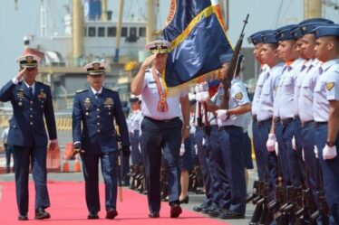 Crise de la mer de Chine méridionale: les garde-côtes philippins défient un navire de guerre chinois dans une rencontre tendue