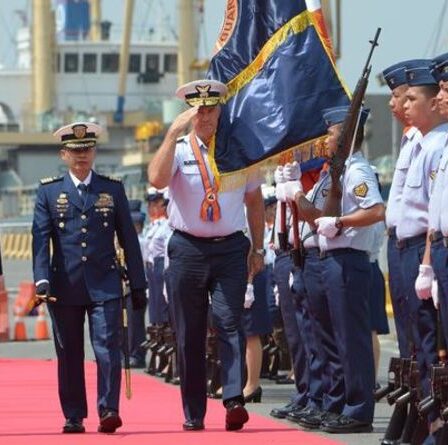 Crise de la mer de Chine méridionale: les garde-côtes philippins défient un navire de guerre chinois dans une rencontre tendue