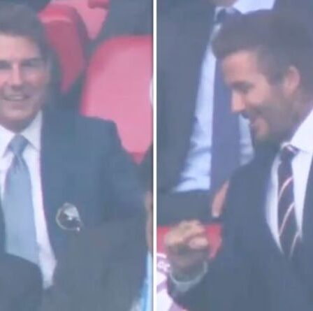 David Beckham et Tom Cruise distraient les fans avec une pompe à poing alors qu'ils célèbrent le but de l'Angleterre