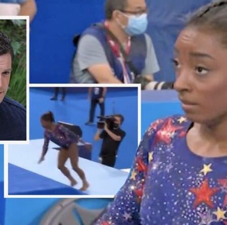 De retour et rebondissant ! Matt Baker chancela alors que Simone Biles dégringolait sur un tapis manquant de contrôle