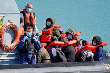 Des bateaux de migrants refoulés en mer et des demandeurs d'asile envoyés à l'étranger
