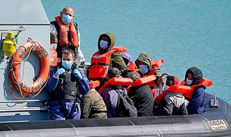 Des bateaux de migrants refoulés en mer et des demandeurs d'asile envoyés à l'étranger