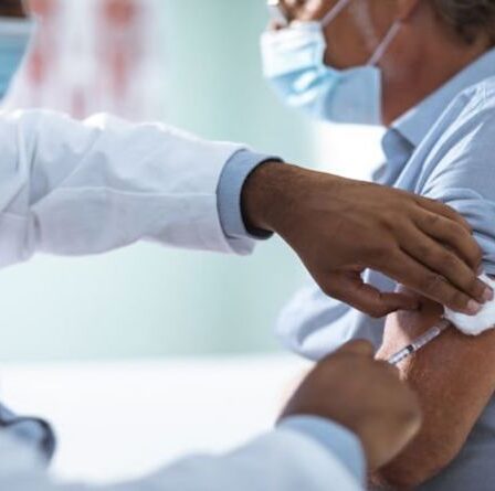 Des centaines de personnes en Ouganda se sont injectées de l'eau au lieu du vaccin Covid