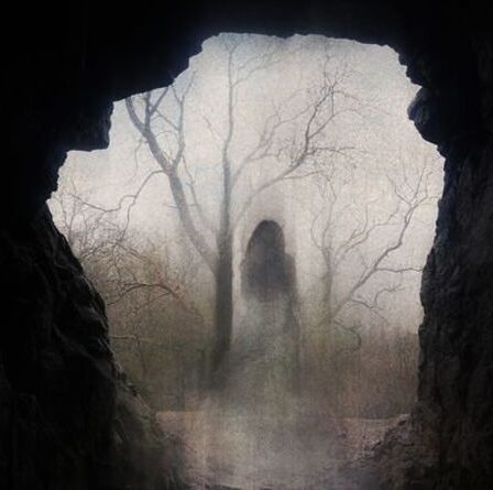 Des "fantômes" disent à un couple de "sortir" lorsqu'ils tombent accidentellement sur une grotte hantée