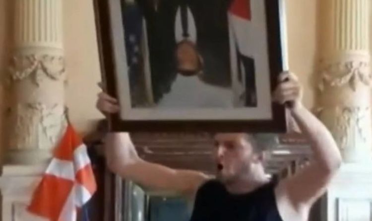 Des manifestants français déchirent le portrait de Macron alors que les sentiments anti-confinement s'intensifient – ​​VIDEO
