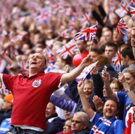 Des milliers de fans de foot sont confrontés à l'interdiction du stade alors que Boris envisage l'introduction des passeports Covid