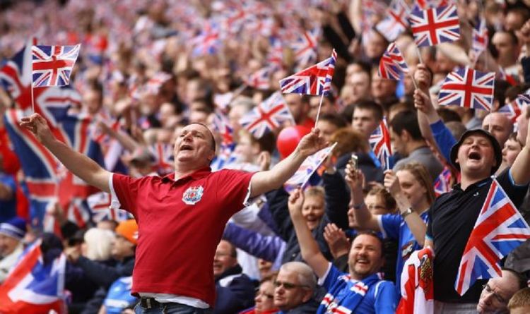 Des milliers de fans de foot sont confrontés à l'interdiction du stade alors que Boris envisage l'introduction des passeports Covid